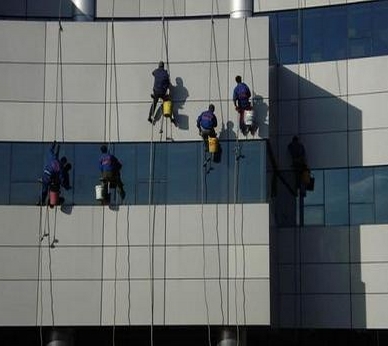 高空玻璃墻的清洗保潔注意事項